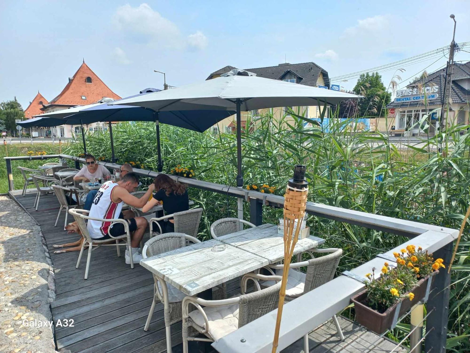 Monarchia Apartman Pearl Mosonmagyarovar Bagian luar foto